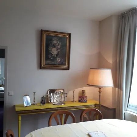 Tres Bel Dans Un Ancien Particulier Centre Фонтене-ле-Комт